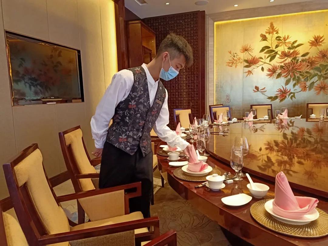 泉州富力万达文华酒店《中西餐饮服务》实训纪实 西餐服务的匠心与温度