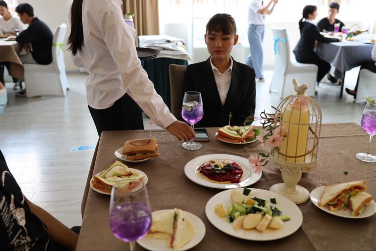 6.23 西餐休闲餐服务实训